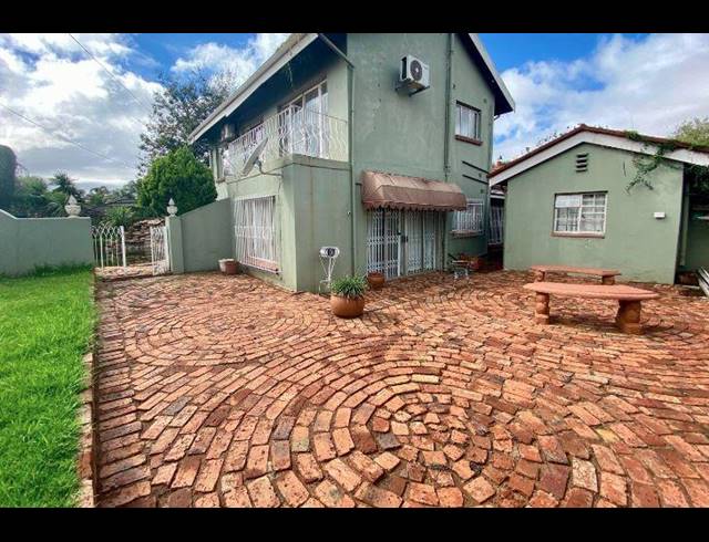 5 BEDROOM HOUSE FOR SALE IN WYCHWOOD